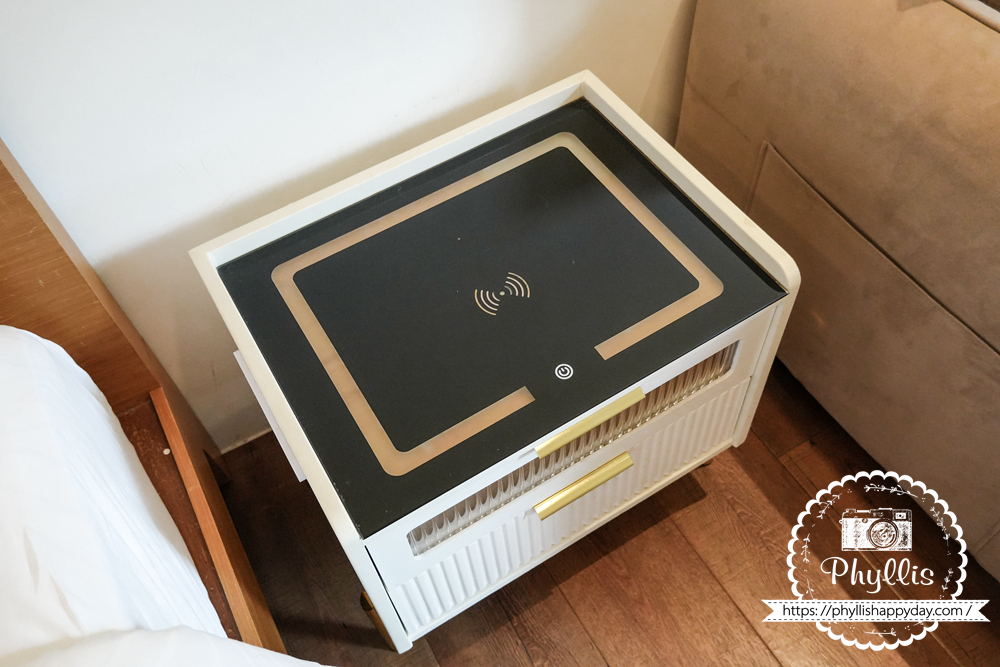 【湖畔莊園】冬山梅花湖旁的質感親子、寵物民宿|從大廳到早餐都充滿溫度,走路2分鐘就到湖邊的療癒旅程 - 第32張圖 湖畔莊園房內床頭櫃附有夜燈與無線充電功能,貼心又實用