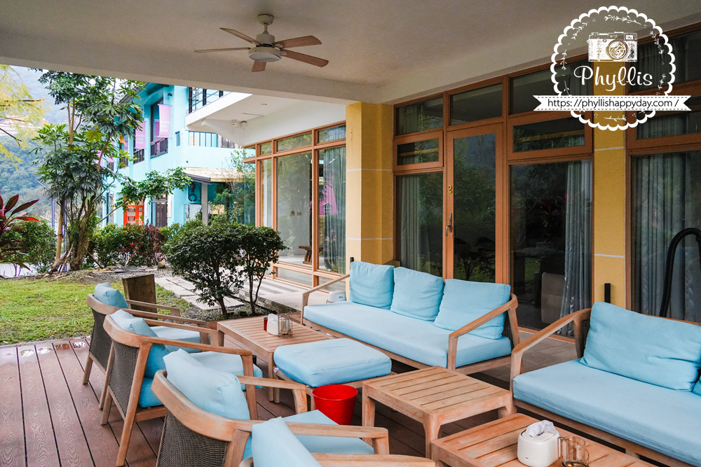 【湖畔莊園】冬山梅花湖旁的質感親子、寵物民宿|從大廳到早餐都充滿溫度,走路2分鐘就到湖邊的療癒旅程 - 第4張圖 湖畔莊園戶外沙發休息區,被綠樹包圍的放鬆角落,適合家人一起享受宜蘭的慢生活