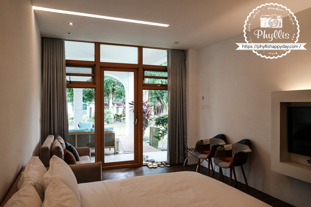 【湖畔莊園】冬山梅花湖旁的質感親子、寵物民宿|從大廳到早餐都充滿溫度,走路2分鐘就到湖邊的療癒旅程 - 第31張圖 湖畔莊園一樓房間窗外綠意滿滿,是早晨最舒服的自然風景