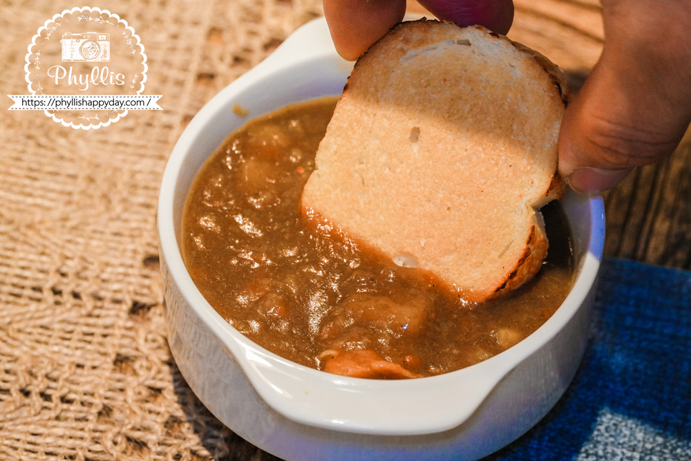 【湖畔莊園】冬山梅花湖旁的質感親子、寵物民宿|從大廳到早餐都充滿溫度,走路2分鐘就到湖邊的療癒旅程 - 第35張圖 湖畔莊園早餐麵包搭配咖哩醬,簡單卻非常特別的美味
