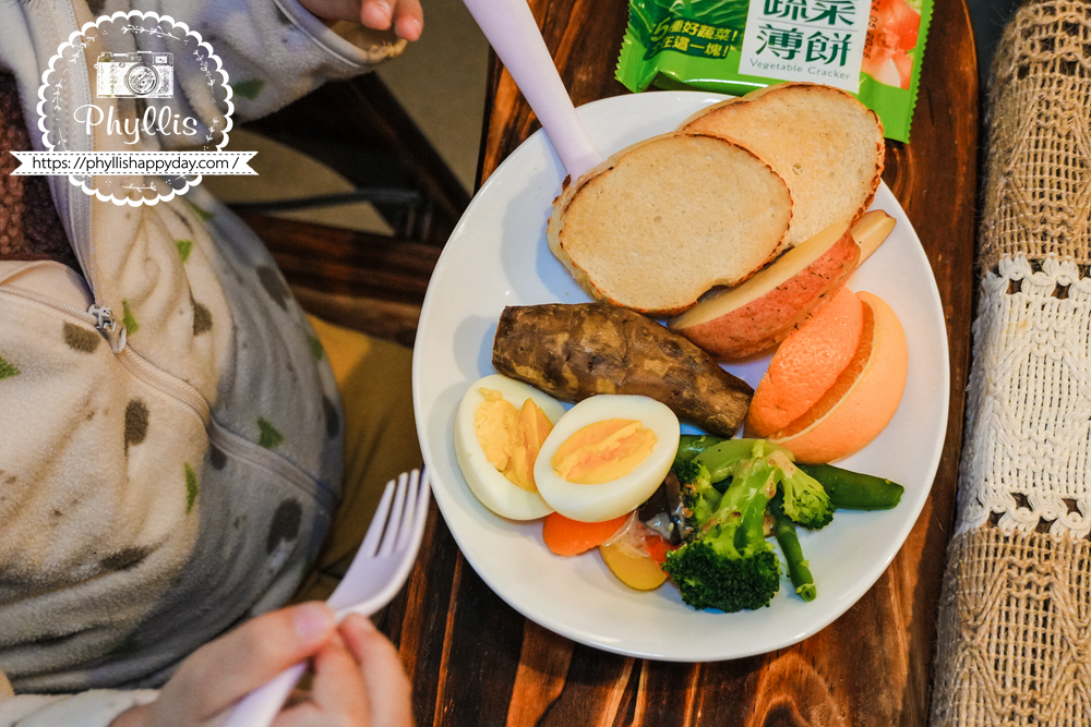 【湖畔莊園】冬山梅花湖旁的質感親子、寵物民宿|從大廳到早餐都充滿溫度,走路2分鐘就到湖邊的療癒旅程 - 第37張圖 小孩在湖畔莊園將早餐吃得乾乾淨淨,代表真的很喜歡