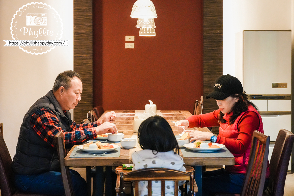 【湖畔莊園】冬山梅花湖旁的質感親子、寵物民宿|從大廳到早餐都充滿溫度,走路2分鐘就到湖邊的療癒旅程 - 第38張圖 三代同堂在湖畔莊園一起吃早餐,是旅行中最溫馨的家庭畫面