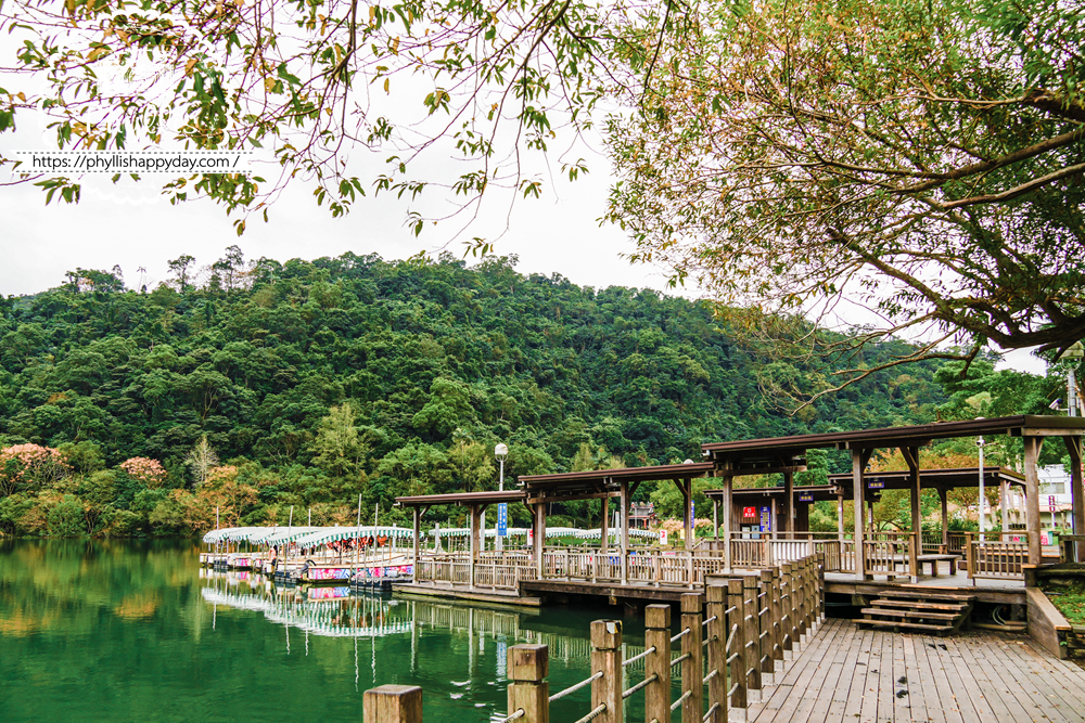 【湖畔莊園】冬山梅花湖旁的質感親子、寵物民宿|從大廳到早餐都充滿溫度,走路2分鐘就到湖邊的療癒旅程 - 第43張圖 湖畔莊園鄰近梅花湖,是親子旅行必訪的自然療癒景點