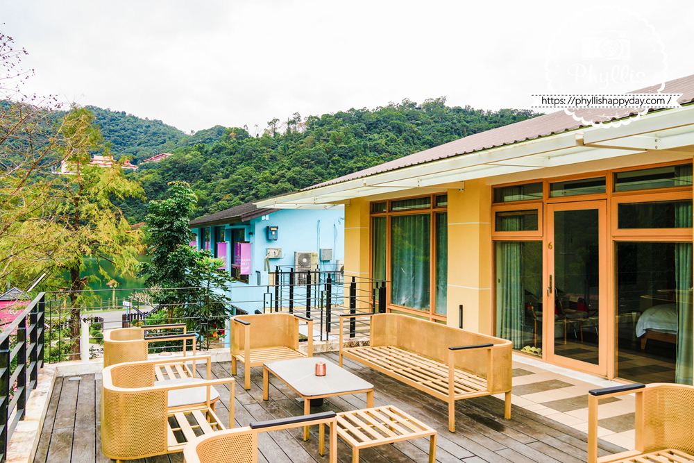【湖畔莊園】冬山梅花湖旁的質感親子、寵物民宿|從大廳到早餐都充滿溫度,走路2分鐘就到湖邊的療癒旅程 - 第6張圖 湖畔莊園二樓陽台沙發區,可俯瞰滿版綠景與湖畔風光,午後光線超美