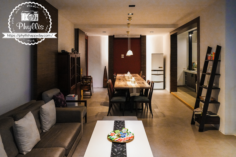 【湖畔莊園】冬山梅花湖旁的質感親子、寵物民宿|從大廳到早餐都充滿溫度,走路2分鐘就到湖邊的療癒旅程 - 第7張圖 湖畔莊園的大廳與廚房空間寬敞,適合家庭入住、聊天、泡茶、吃宵夜的溫馨環境