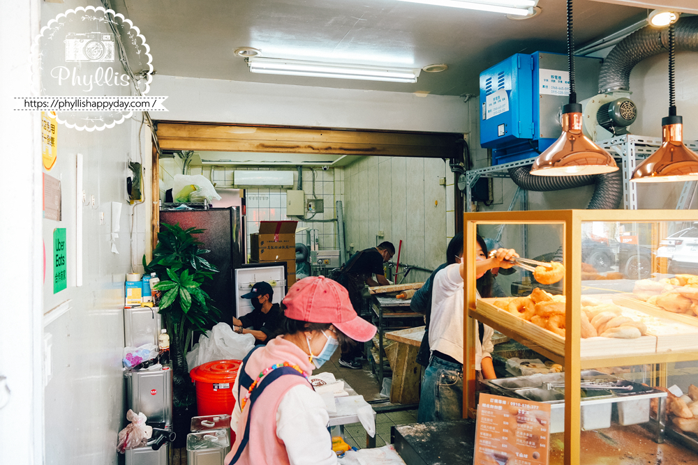 元圈圈工作人員出餐畫面，新鮮現做甜甜圈