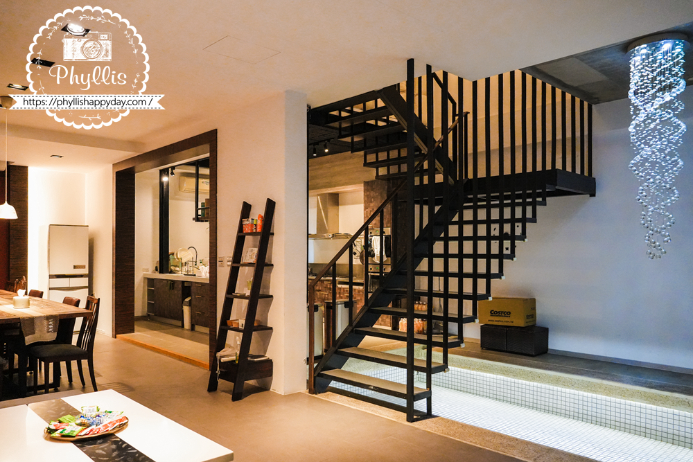 【湖畔莊園】冬山梅花湖旁的質感親子、寵物民宿|從大廳到早餐都充滿溫度,走路2分鐘就到湖邊的療癒旅程 - 第8張圖 湖畔莊園木質調客廳,光線柔和,是旅客放鬆、拍照或陪小孩玩耍的舒適區域