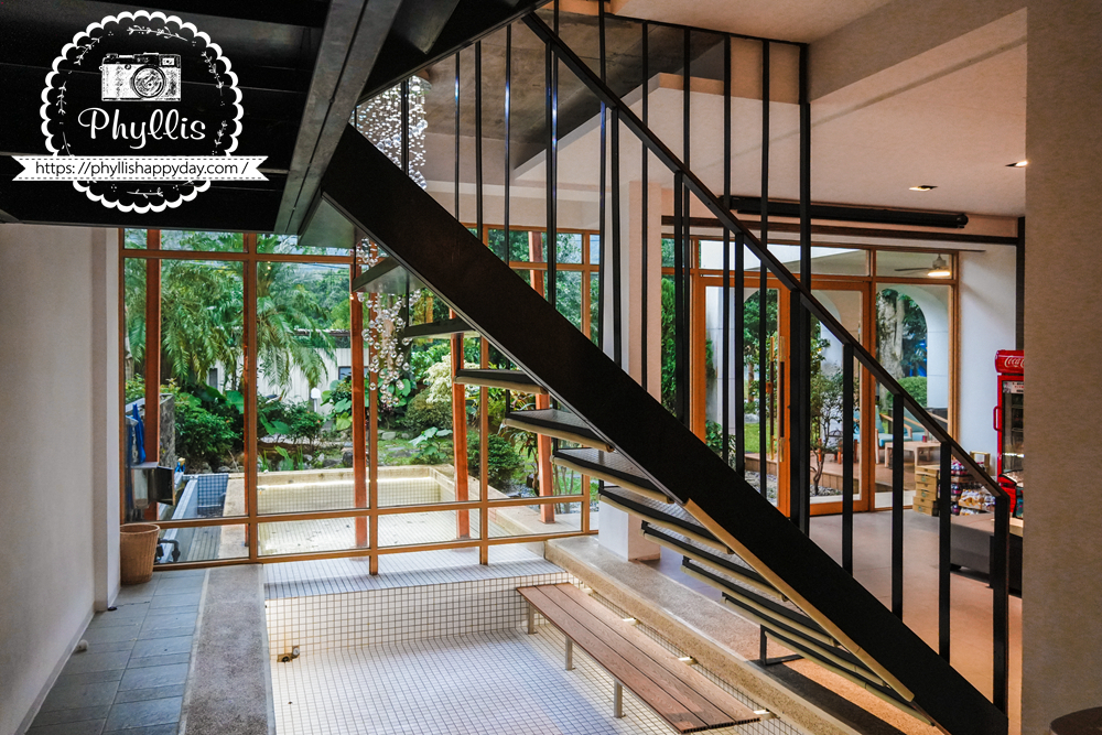 【湖畔莊園】冬山梅花湖旁的質感親子、寵物民宿|從大廳到早餐都充滿溫度,走路2分鐘就到湖邊的療癒旅程 - 第9張圖 湖畔莊園室內戲水池,適合孩子玩水放電,是親子住宿最受歡迎的設施之一