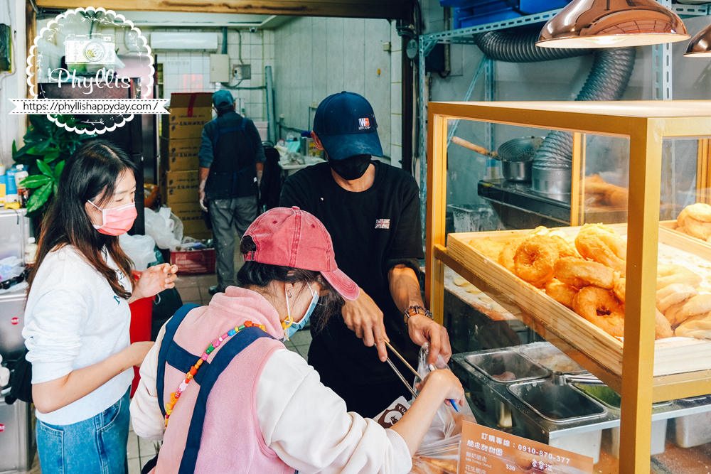 元圈圈工作人員協助打包甜甜圈與結帳流程