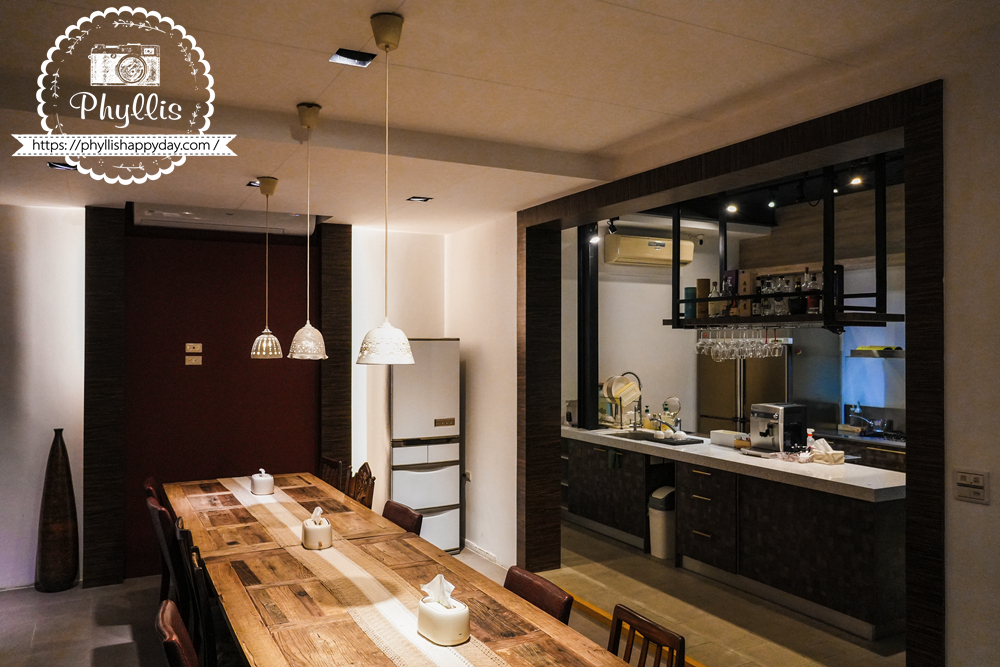 【湖畔莊園】冬山梅花湖旁的質感親子、寵物民宿|從大廳到早餐都充滿溫度,走路2分鐘就到湖邊的療癒旅程 - 第10張圖 湖畔莊園設備齊全的廚房,提供電鍋、咖啡機、冰箱等家用設備,適合長輩與家庭入住