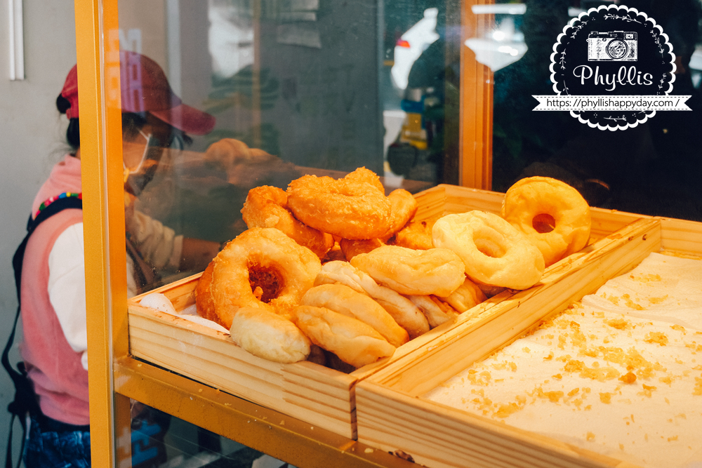 展示架上陳列的元圈圈甜甜圈、多拿滋與雙胞胎