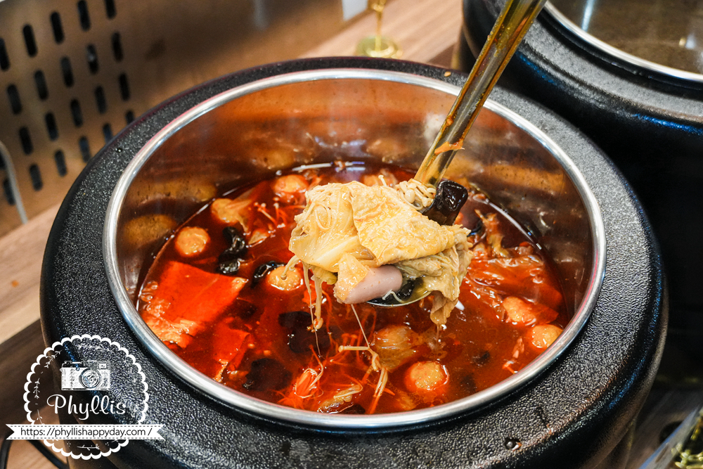 【貴族世家mini-龍潭大池店】｜龍潭新開幕精緻系吃到飽！299元起牛排 + 誠意自助吧：大份量水果、雞湯炸物披薩、環境漂亮好停車，旁邊就有停車場