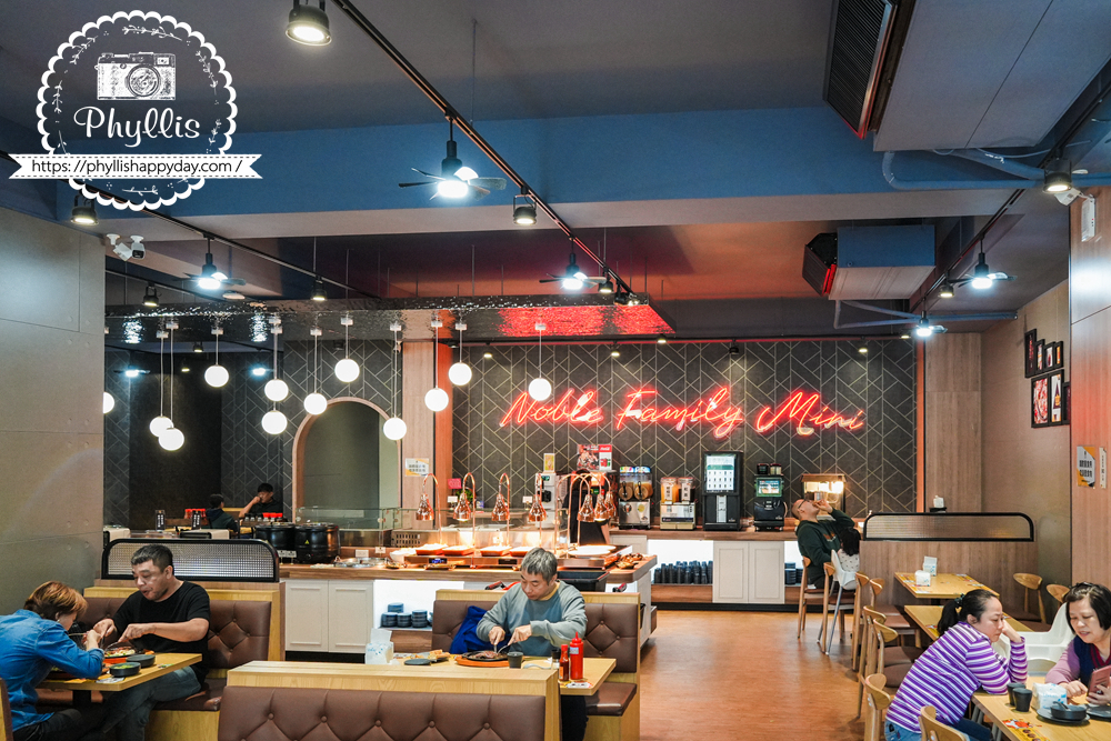 【貴族世家mini-龍潭大池店】｜龍潭新開幕精緻系吃到飽！299元起牛排 + 誠意自助吧：大份量水果、雞湯炸物披薩、環境漂亮好停車，旁邊就有停車場