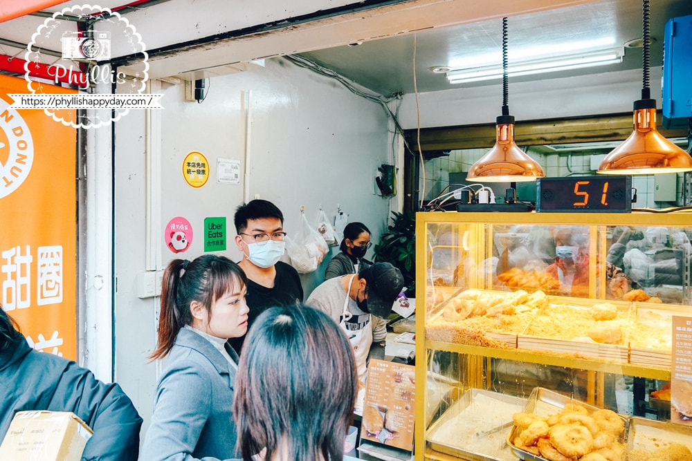 【元圈圈 Yuan Donut】龍潭最新排隊傳奇!脆皮甜甜圈好吃到不管平假日都大排長龍,龍元宮附近必吃美食|2026 更新 - 第5張圖 元圈圈 Yuan Donut 龍潭店 現場叫號機 排隊取餐流程