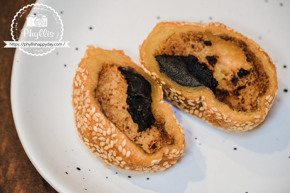【元圈圈 Yuan Donut】龍潭最新排隊傳奇!脆皮甜甜圈好吃到不管平假日都大排長龍,龍元宮附近必吃美食|2026 更新 - 第16張圖 元圈圈 Yuan Donut 芝麻球 切開內餡 特寫畫面