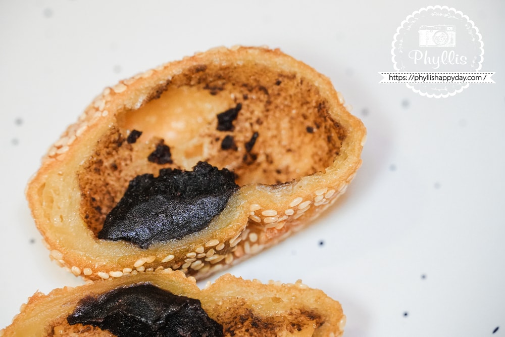 【元圈圈 Yuan Donut】龍潭最新排隊傳奇!脆皮甜甜圈好吃到不管平假日都大排長龍,龍元宮附近必吃美食|2026 更新 - 第17張圖 元圈圈 Yuan Donut 芝麻球 切開內餡 特寫畫面