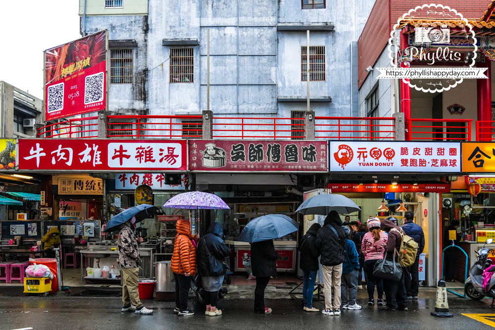 元圈圈 Yuan Donut 龍潭店平日下雨、氣溫約 10 度的最新排隊現況，現場仍有排隊人潮