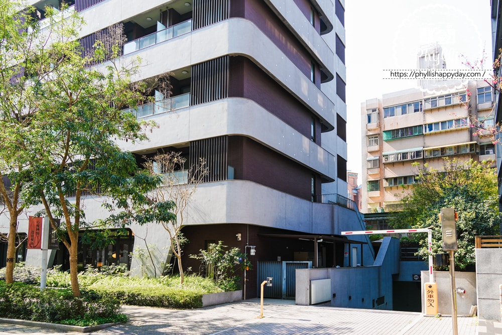 【悅徠舘Joyfultel】林口飯店推薦|近長庚醫院的乾淨質感住宿,附室內停車與自助式早餐,親子商務都適合 - 第3張圖 林口住宿悅徠舘提供免費停車場空間