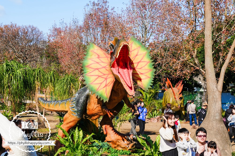 【恐龍大復活-關渡探險樂園】台北親子恐龍展實逛分享:70+會動大型恐龍超好拍,小朋友整場尖叫超喜歡 - 第11張圖 親子家庭在恐龍大復活關渡探險樂園與大型恐龍合照留念