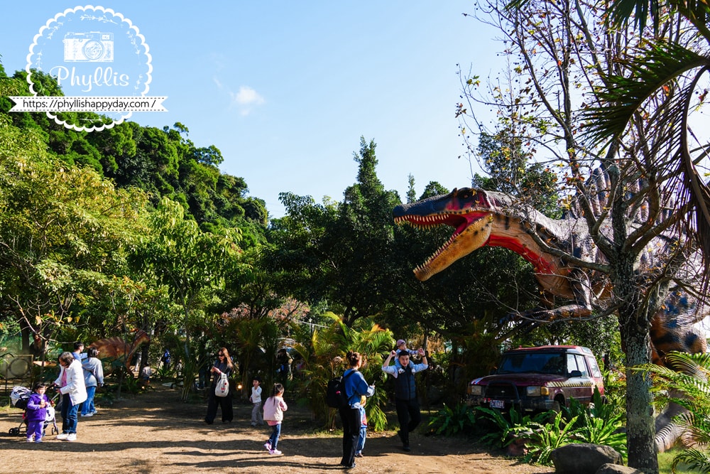 【恐龍大復活-關渡探險樂園】台北親子恐龍展實逛分享:70+會動大型恐龍超好拍,小朋友整場尖叫超喜歡 - 第13張圖 恐龍大復活關渡探險樂園場景佈置細緻,台北親子恐龍展拍照推薦