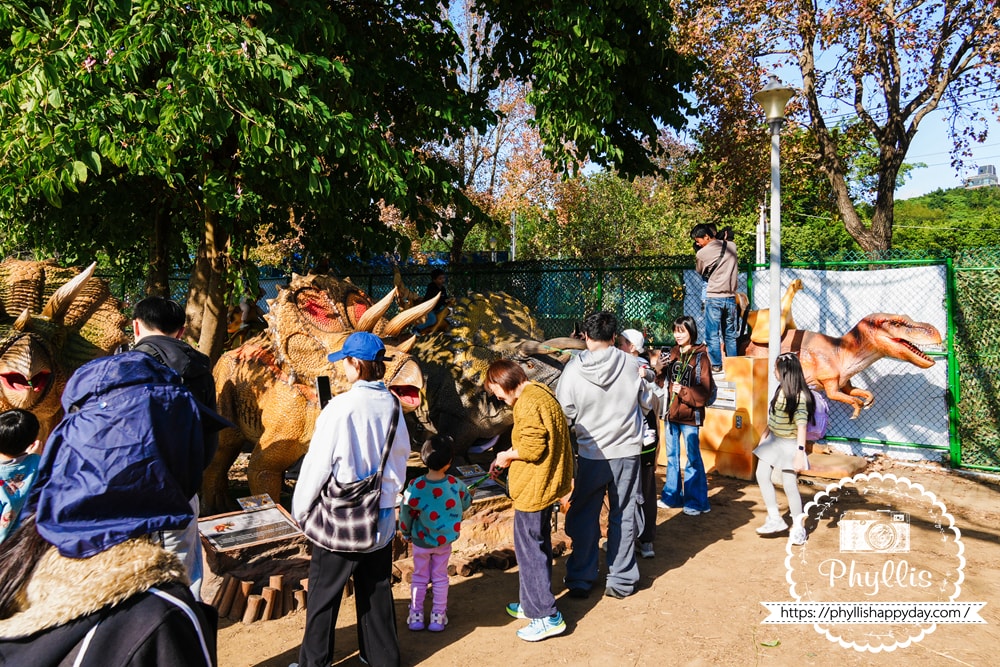 【恐龍大復活-關渡探險樂園】台北親子恐龍展實逛分享:70+會動大型恐龍超好拍,小朋友整場尖叫超喜歡 - 第27張圖 小朋友在恐龍大復活關渡探險樂園互動餵食恐龍,親子體驗畫面