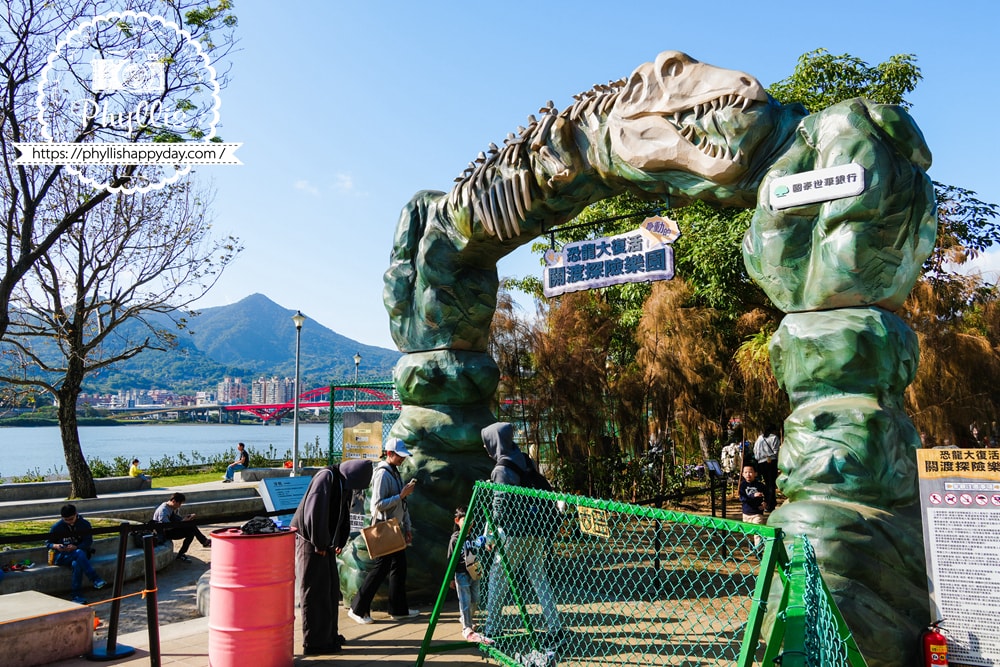 【恐龍大復活-關渡探險樂園】台北親子恐龍展實逛分享:70+會動大型恐龍超好拍,小朋友整場尖叫超喜歡 - 第2張圖 恐龍大復活關渡探險樂園展覽入口,大型恐龍迎接親子家庭入場