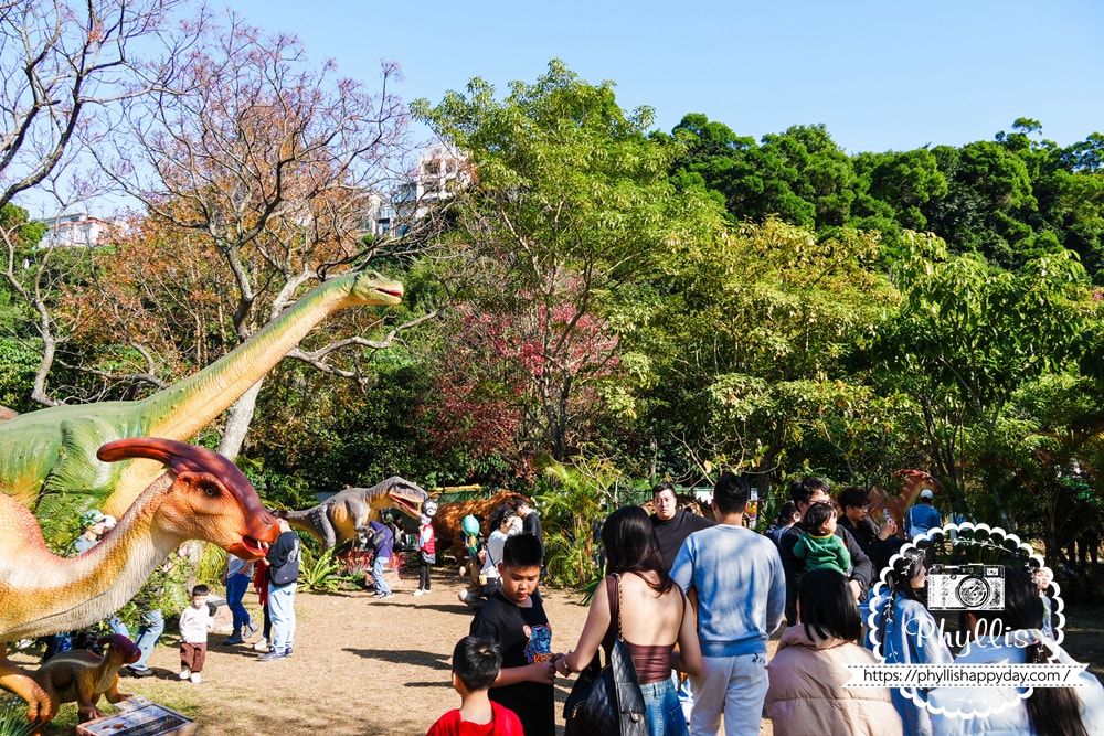 【恐龍大復活-關渡探險樂園】台北親子恐龍展實逛分享:70+會動大型恐龍超好拍,小朋友整場尖叫超喜歡 - 第8張圖 平日造訪恐龍大復活關渡探險樂園,人潮熱鬧的台北親子恐龍展