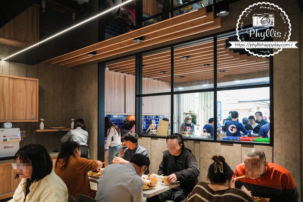 【上野烤肉飯-龍潭店】龍潭近期最熱門便當店之一!東龍路排隊人潮不斷,自助區飲料與熱湯誠意滿滿會想再回訪 - 第11張圖 上野烤肉飯龍潭店內用環境桃園龍潭便當店介紹