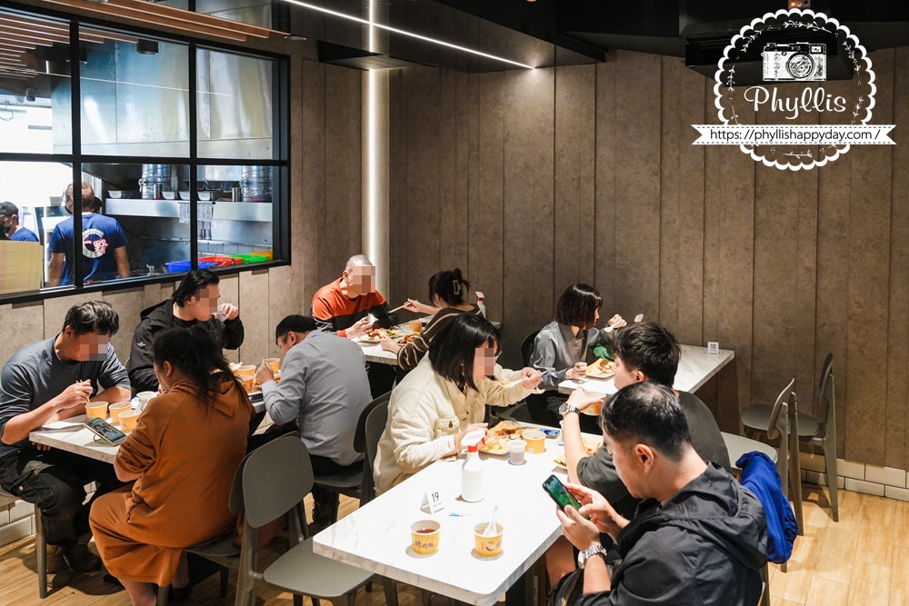 【上野烤肉飯-龍潭店】龍潭近期最熱門便當店之一!東龍路排隊人潮不斷,自助區飲料與熱湯誠意滿滿會想再回訪 - 第12張圖 上野烤肉飯龍潭店內用環境桃園龍潭便當店介紹