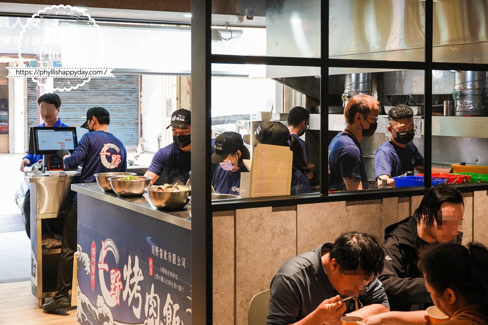 【上野烤肉飯-龍潭店】龍潭近期最熱門便當店之一!東龍路排隊人潮不斷,自助區飲料與熱湯誠意滿滿會想再回訪 - 第13張圖 上野烤肉飯龍潭店內用人潮畫面桃園龍潭人氣便當店
