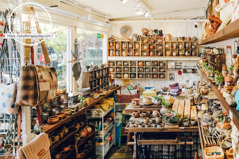 臻手作原創店內柴燒陶藝展示空間，桃園龍潭三坑小院手作藝術店