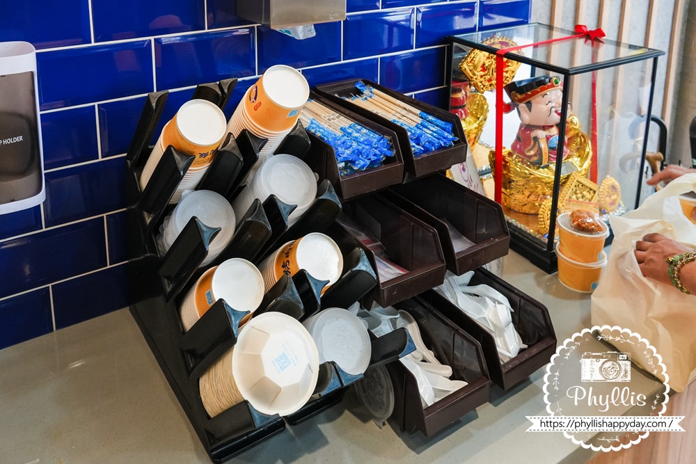 【上野烤肉飯-龍潭店】龍潭近期最熱門便當店之一!東龍路排隊人潮不斷,自助區飲料與熱湯誠意滿滿會想再回訪 - 第16張圖 上野烤肉飯龍潭店外帶餐具紙碗紙杯自助區介紹