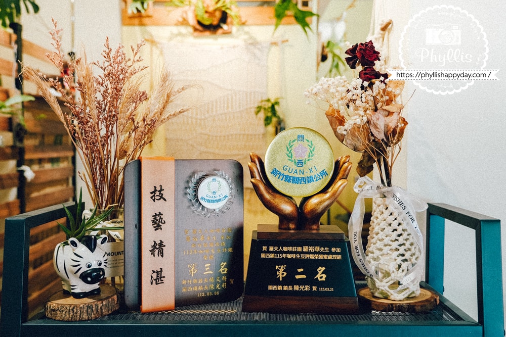 【鹿途咖啡】龍潭新開幕森林系景觀咖啡廳推薦,被滿滿綠色植物包圍的早午餐空間,親子友善、寵物友善還有柴犬店狗陪你放鬆一整天 - 第22張圖 鹿途咖啡咖啡競賽得獎展示桃園龍潭質感咖啡廳推薦手沖咖啡實力