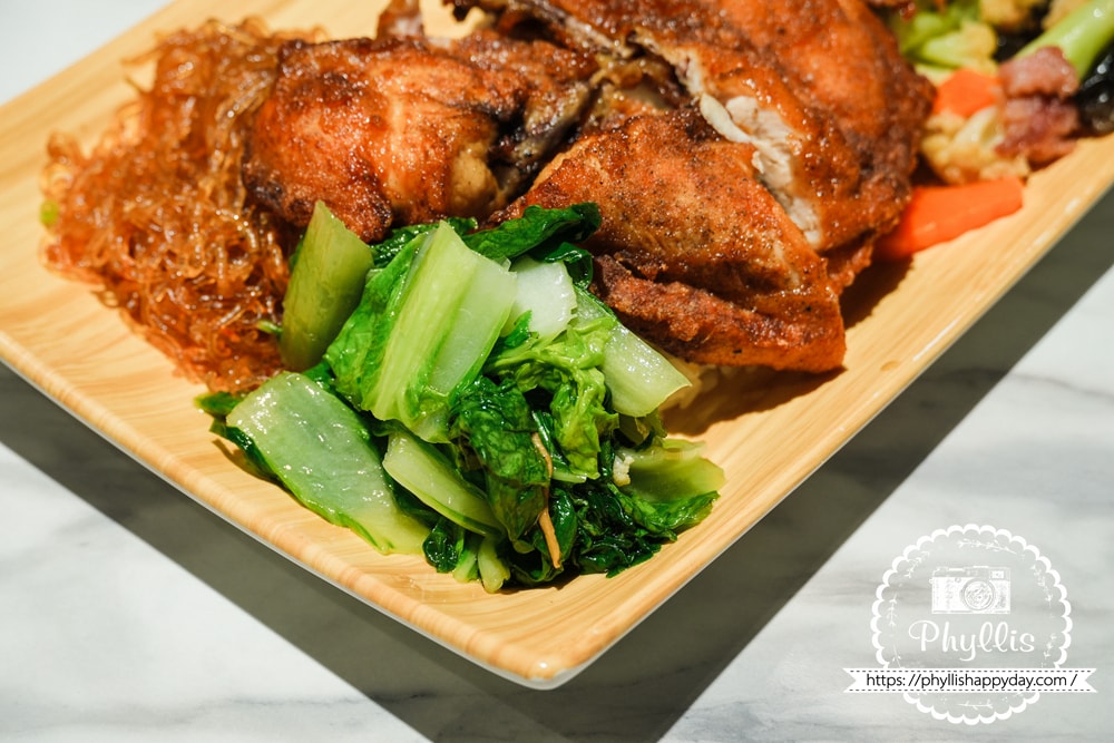 【上野烤肉飯-龍潭店】龍潭近期最熱門便當店之一!東龍路排隊人潮不斷,自助區飲料與熱湯誠意滿滿會想再回訪 - 第20張圖 上野烤肉飯龍潭店烤雞排飯特寫桃園龍潭人氣便當推薦