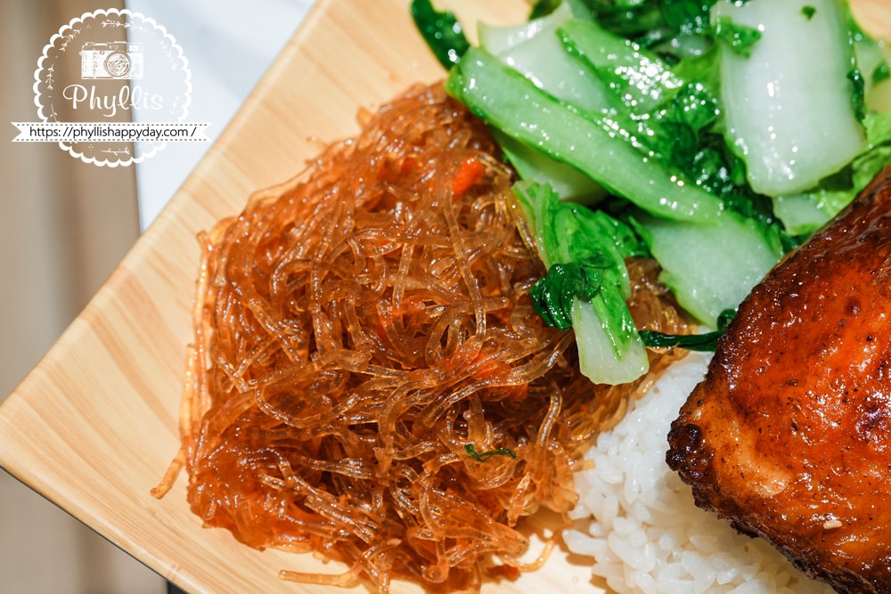 【上野烤肉飯-龍潭店】龍潭近期最熱門便當店之一!東龍路排隊人潮不斷,自助區飲料與熱湯誠意滿滿會想再回訪 - 第21張圖 上野烤肉飯龍潭店便當配菜特寫桃園龍潭外帶便當推薦