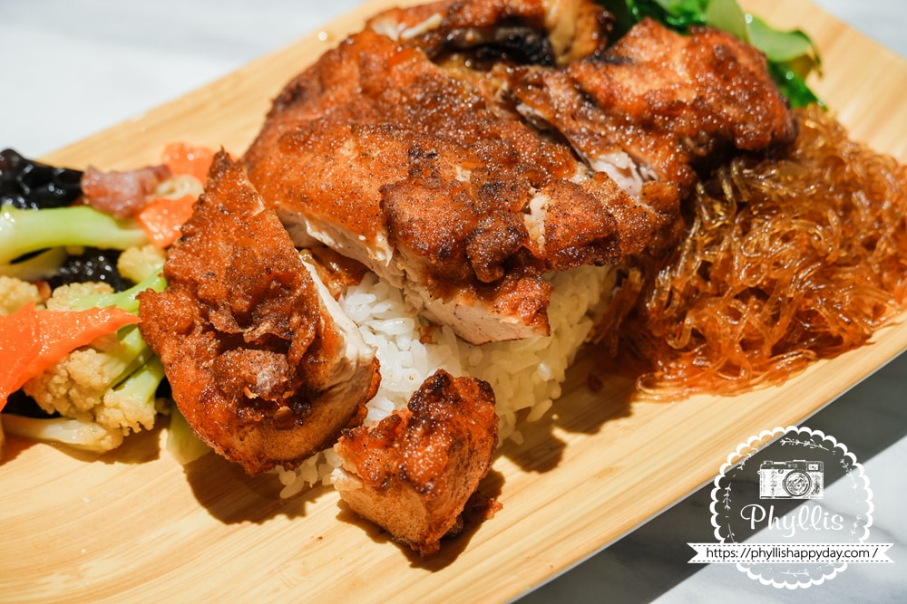 【上野烤肉飯-龍潭店】龍潭近期最熱門便當店之一!東龍路排隊人潮不斷,自助區飲料與熱湯誠意滿滿會想再回訪 - 第19張圖 上野烤肉飯龍潭店便當配菜特寫桃園龍潭外帶便當推薦