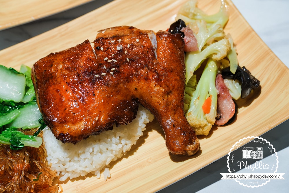 【上野烤肉飯-龍潭店】龍潭近期最熱門便當店之一!東龍路排隊人潮不斷,自助區飲料與熱湯誠意滿滿會想再回訪 - 第25張圖 上野烤肉飯龍潭店烤雞腿飯特寫桃園龍潭人氣便當推薦