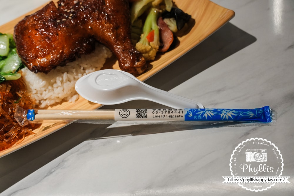 【上野烤肉飯-龍潭店】龍潭近期最熱門便當店之一!東龍路排隊人潮不斷,自助區飲料與熱湯誠意滿滿會想再回訪 - 第26張圖 上野烤肉飯龍潭店是使用內用免洗餐具