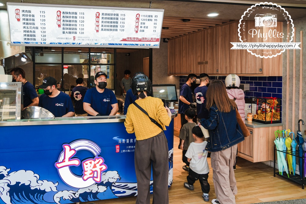 【上野烤肉飯-龍潭店】龍潭近期最熱門便當店之一!東龍路排隊人潮不斷,自助區飲料與熱湯誠意滿滿會想再回訪 - 第2張圖 上野烤肉飯龍潭店排隊人潮桃園龍潭人氣便當店