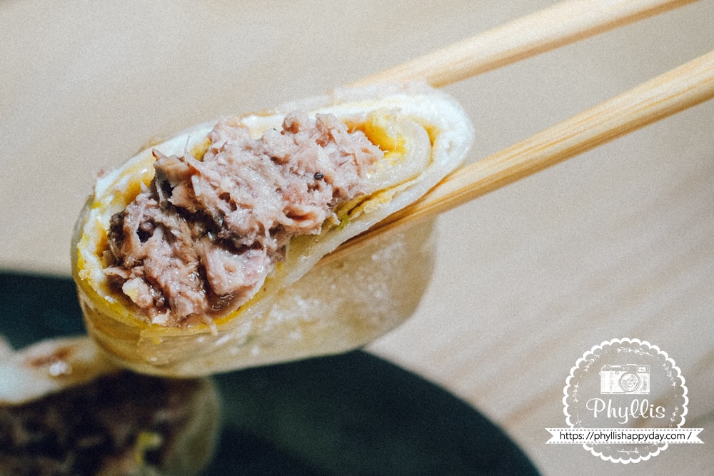 桃園龍潭阿姆阿姆早餐店鮪魚蛋餅切面特寫畫面