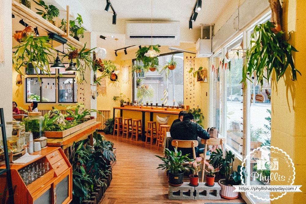 【鹿途咖啡】龍潭新開幕森林系景觀咖啡廳推薦,被滿滿綠色植物包圍的早午餐空間,親子友善、寵物友善還有柴犬店狗陪你放鬆一整天 - 第7張圖 鹿途咖啡室內被綠色植物包圍桃園龍潭森林系親子友善咖啡廳推薦