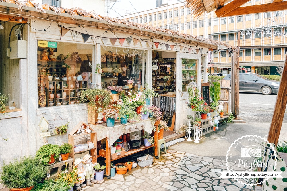 三坑小院園區內臻手作原創店門口外觀，桃園龍潭柴燒陶藝手作品牌