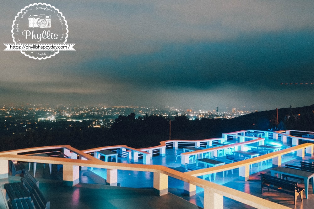 白圍牆地中海景觀咖啡餐廳夜景戶外座位區|桃園龍潭景觀餐廳推薦