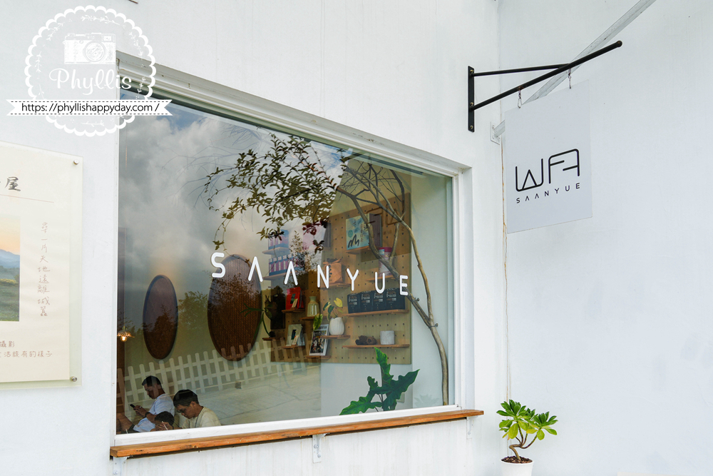 【景美山林茶園&山月茶屋】桃園復興放空系景觀咖啡廳,茶園山景、白色茶屋一次收進眼底 - 第12張圖 桃園復興山月茶屋窗景與景美山林小招牌氛圍