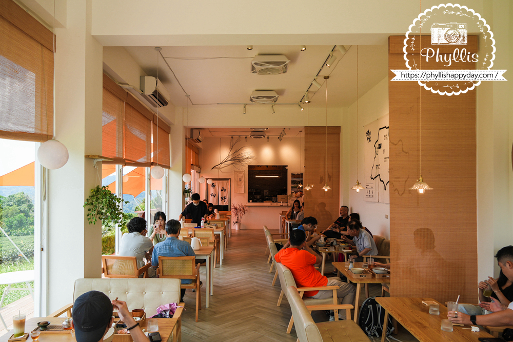 【景美山林茶園&山月茶屋】桃園復興放空系景觀咖啡廳,茶園山景、白色茶屋一次收進眼底 - 第13張圖 景美山林茶園室內用餐空間與山景茶屋環境