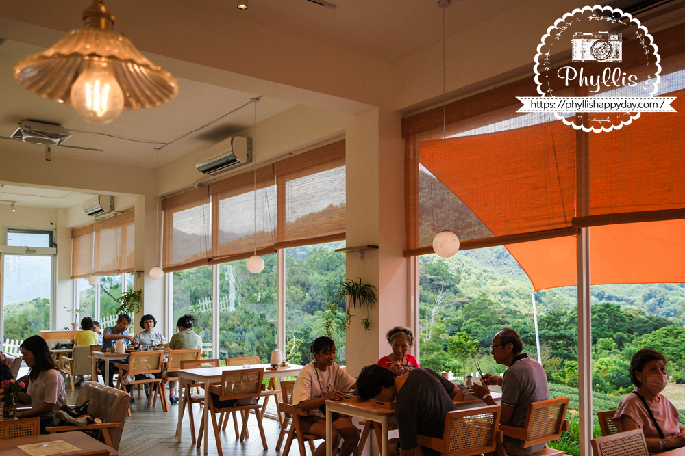 【景美山林茶園&山月茶屋】桃園復興放空系景觀咖啡廳,茶園山景、白色茶屋一次收進眼底 - 第14張圖 桃園復興山景窗邊座位與景美山林茶園用餐空間