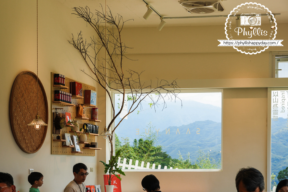 【景美山林茶園&山月茶屋】桃園復興放空系景觀咖啡廳,茶園山景、白色茶屋一次收進眼底 - 第15張圖 桃園復興山景窗邊座位與景美山林茶園用餐空間