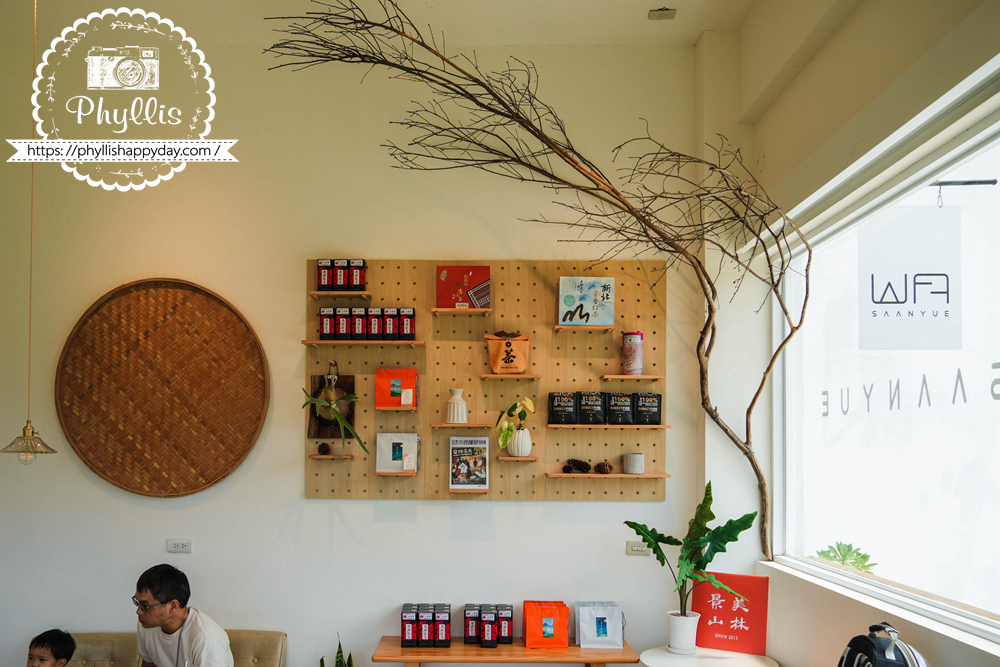 【景美山林茶園&山月茶屋】桃園復興放空系景觀咖啡廳,茶園山景、白色茶屋一次收進眼底 - 第20張圖 景美山林茶園店內展示櫃與茶屋空間設計