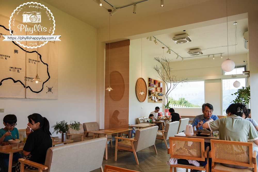 【景美山林茶園&山月茶屋】桃園復興放空系景觀咖啡廳,茶園山景、白色茶屋一次收進眼底 - 第16張圖 景美山林茶園室內用餐空間與山景茶屋環境