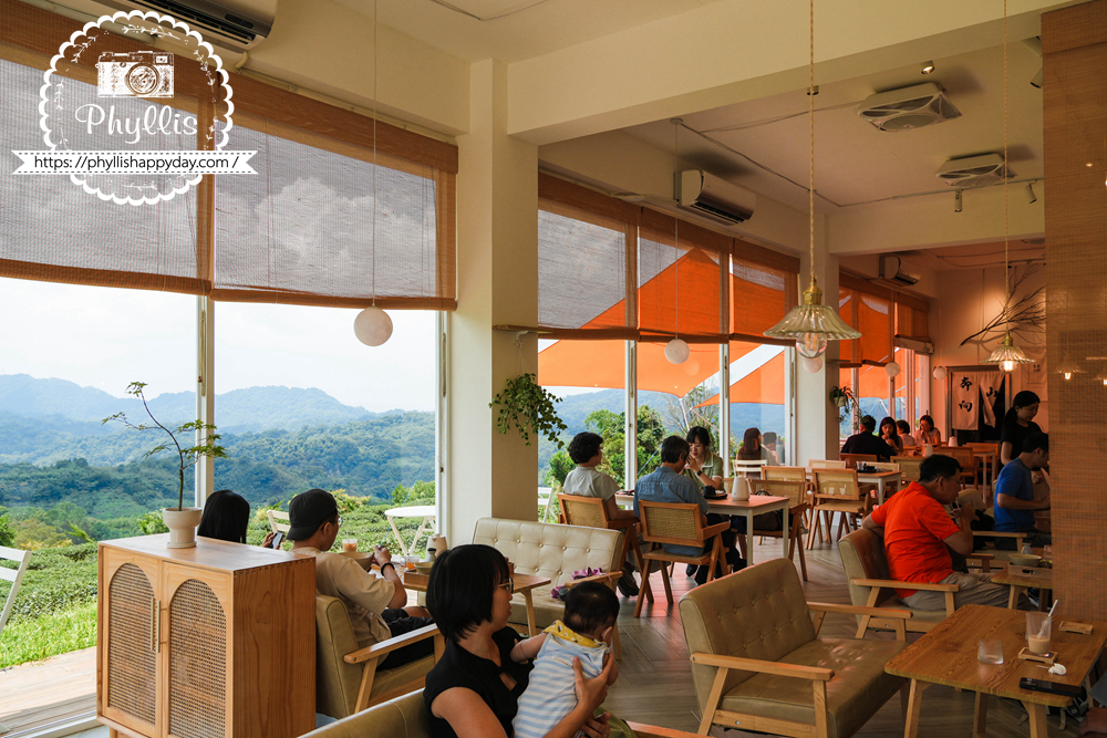 【景美山林茶園&山月茶屋】桃園復興放空系景觀咖啡廳,茶園山景、白色茶屋一次收進眼底 - 第17張圖 桃園復興山景窗邊座位與景美山林茶園用餐空間